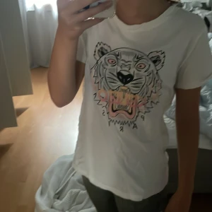 Kenzo tröja - Säljer nu denna kenzo tröja åt min bror då han inte använder den längre. Fint skick och knappt använd! Nypris  ca 900kr