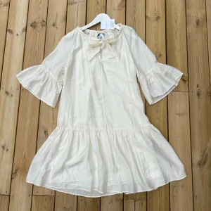 Crémevit klänning & Other Stories - Storlek S. Nypris 890, aldrig använd prislapp sitter kvar.