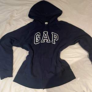 En jätte fin gap zip up hoodie. Använd fåtal gånger. Inga defekter. Säljs för den är förstor för mig