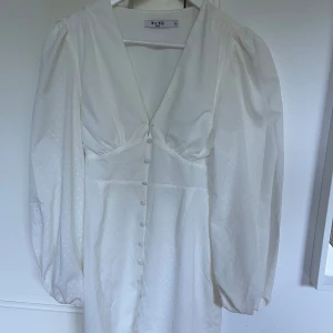 Vit klänning  - Vit liknade Adoore klänning, använt endast denna midsommar. Långa puffiga ärmar 