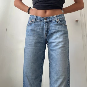 Jeans, Levi’s  - Ljusblåa, lågmidjade jeans från Levi’s. Köpta på Plick för 400kr. Mindre strl än angivet pga resårband insytt. Varsamt använda men blivit för korta. Längden passar ungefär 160 cm eller kortare. Priset är diskuterbart 💗 Köparen står för frakten.
