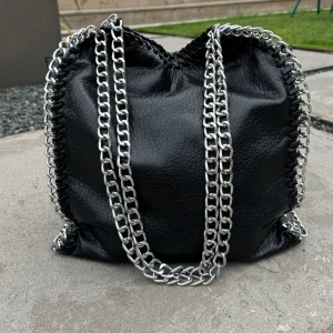 Väska 🖤 - Fin väska 🖤 liten defekt vid dragkedjan 🖤