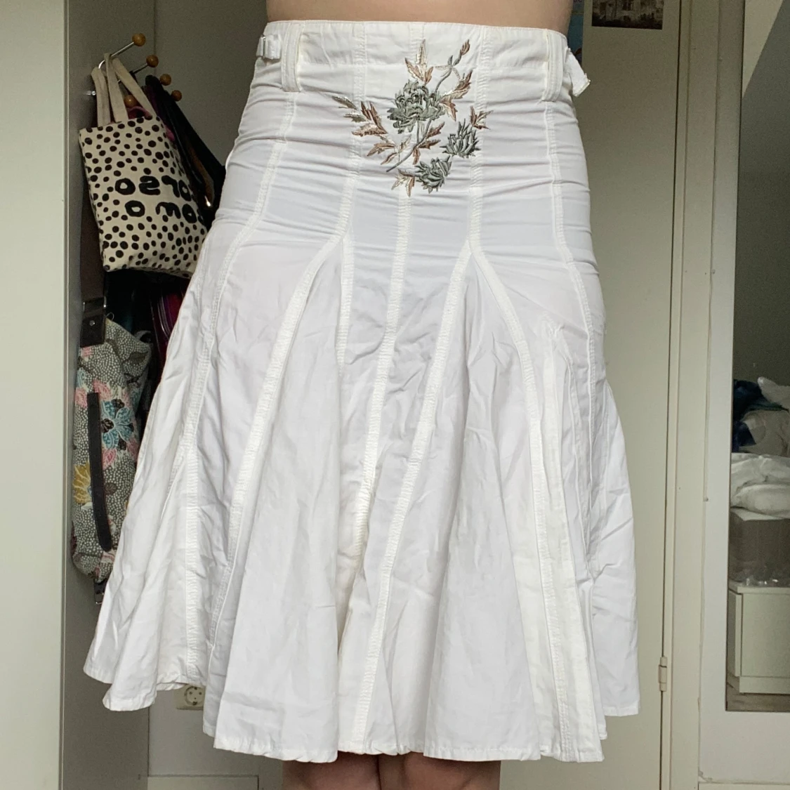 Vit bomullskjol med broderier - 90