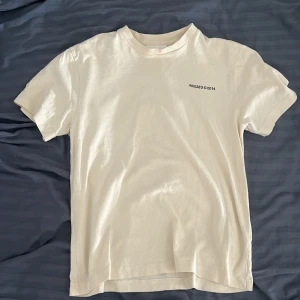 Axel arigato t-short - Axel arigato t-shirt i gott skick som mest hänger i garderoben pga att den har blivit för liten. Köptes i Göteborg  Mvh Viktor