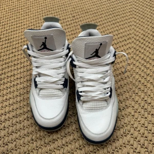 Jordan 4 midnight Navy - Ett par snygga jordan 4s i storlek 42. Skorna är i nyskick använda mindre än en handfull gånger inga defekter kommer med boxen. Säljer pga brist på användning. Pris kan diskuteras.