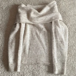 Off shoulder tröja  - Super super skön och super fin tröja från hm! Har aldrig använt den så den är i nyskick, modellen går inte att köpa längre på H&M💕