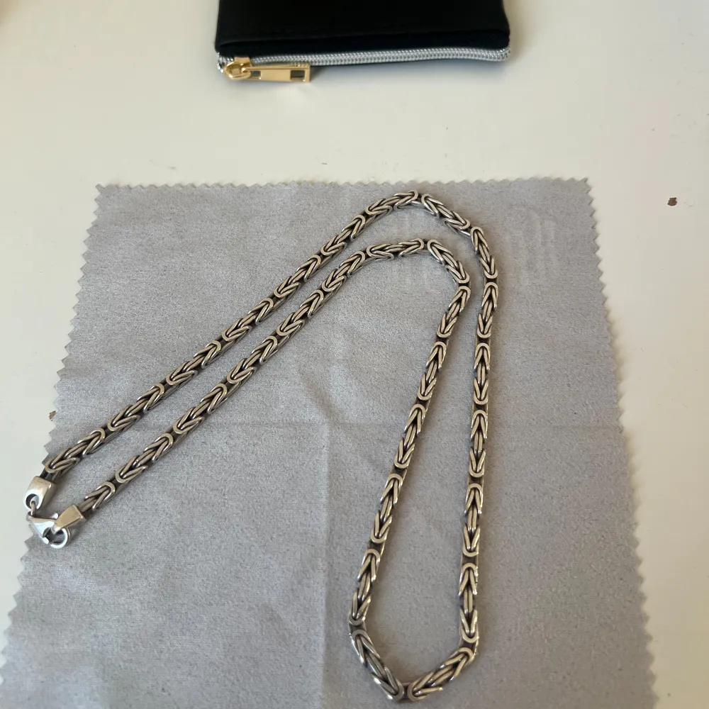 Kejsarlänk halsband i äkta sterling silver med karbinlås tål både bad och dusch och kan enkelt kan putsas upp.   Bredd 4,5 mm. Längd 55cm. 47g. Förvaringsväska och putsduk ingår. Nypris 2099 SEK. Accessoarer.