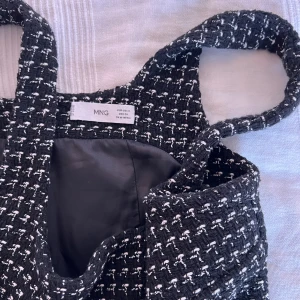 Mini Tweed klänning, S, Mango - Mini tweed klänning, S, Mango. Superfin att ha med en tröja under. Går att styla upp och ner, väldigt användbar men kommer tyvärr inte till användning. Säljes därför billigt. Du får den för 100 om du köper ett plagg till!