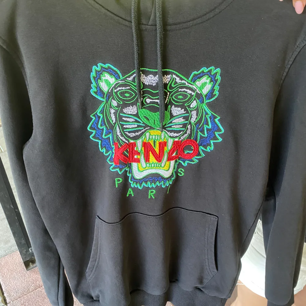 Kenzo hoodie storlek S, herr. Köpt från hemsidan, har ej kvar kvitto. Bra skick, inga skador. Pris går att diskutera. . Hoodies.