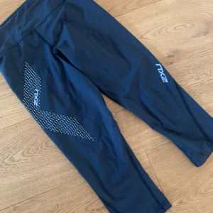 2XU tights  - Fin skick. Knappt använda. 3/4 längd.