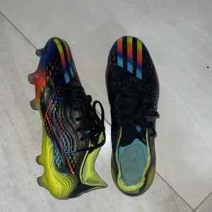 Adidas Copa fotbollsskor  - Fotbollsskor av Adidas.  Storlek: 44 2/3 Säljer för att skorna var för små vid köp och kunde inte lämnas tillbaka. Endast använda några träningar.