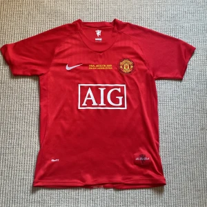 Man United tröja - En 2008 United tröja med Ronaldo på ryggen. Inga skador på tröjan. 