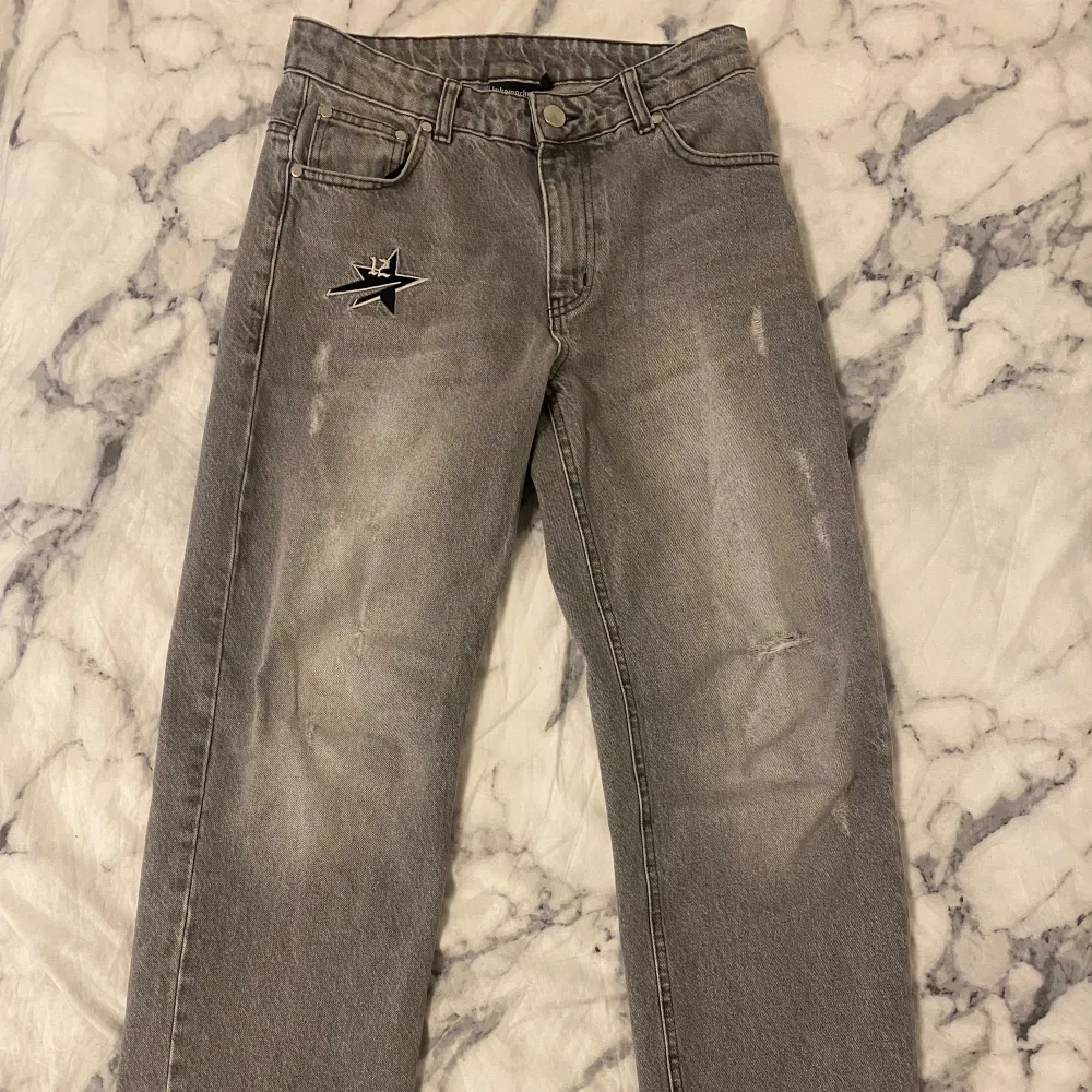 Grå Loose Fit jeans från Lukamachain. Säljer för att jag inte använder dem längre. Skick 9/10. Nypris: 999kr men jag säljer dem för 399kr. Har gått upp lite vid det slitna stället på vänstra benet dock. Hör av er vid fler frågor eller bilder 👀. Jeans & Byxor.