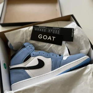 Jordan 1 High OG University Blue (ursprungliga från 2021) - Nytt skick, Stl 46
