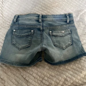 Lågmidjade jeansshorts  - Säljer dessa lågmidjade jeansshorts då dom aldrig har kommit till använding💗 dom är i storlek 40 men passar dom som bär s/xs💗