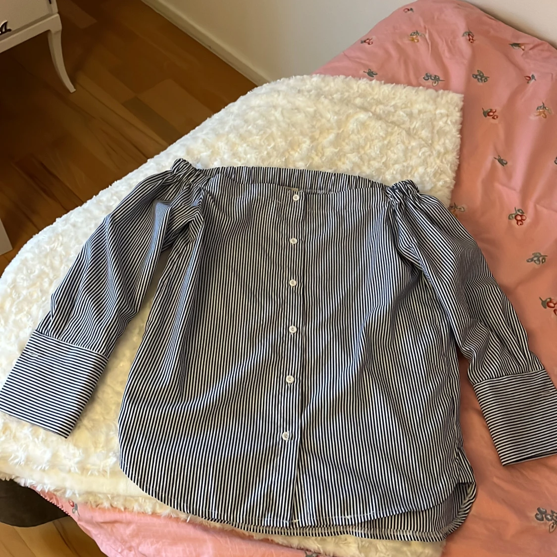 Randig off shoulder blus från Raglady 