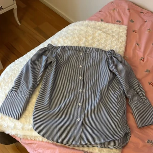 Randig off shoulder blus från Raglady  - Randig off shoulder blus från märket Raglady. Använd fåtal gånger, är i väldigt bra skick. Kan bäras med knapparna framtill samt med knapparna baktill✨
