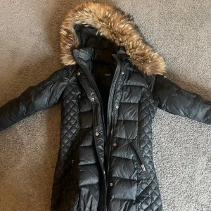 Rock and blue jacka - Jag säljer en rock and blue jacka i storlek 34.  I mycket bra skick. Den har dock en liten skada på ärmen då bokstaven R skrapats bort lite på märket, därav har jag sänkt priset. 