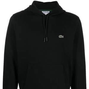 En fin och ganska så nu Lacoste Hoodie i svart, köpstes får 1600kr, säljer för den inte kommer till användning längre 