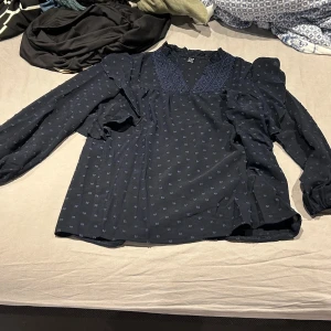 Marinblå blus  - En jätte fin marin blå blus från SHEIN i storlek XS 