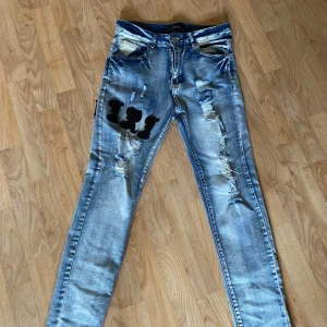 AMIRI JEANS - Säljer dessa snygga  AMIRI jeans då dom inte passar mig längre. Skick är lika gott som nytt. Skriv vid intresse!