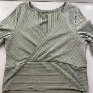 Top  - Säljer denna superfina ljusgröna toppen då den ej passar mig längre! Den är i bra skick men är lite nopprig. Den är i storlek XS men skulle säga att den passar S också. 💌 Pris kan diskuteras! 