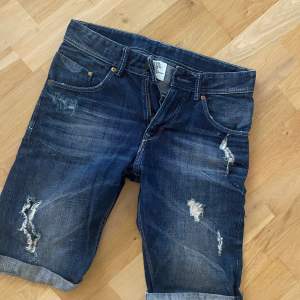 Blå jeansshorts  Fint skick  Strl 146  H&m