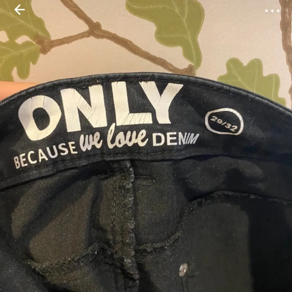 Säljer dessa jeans som jag köpte på VINTED  , då det var för korta🥰 kom privat om du är intresserad 🥰. Jeans & Byxor.