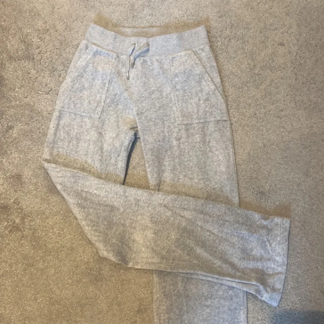 Gråa juicy byxor  - 90