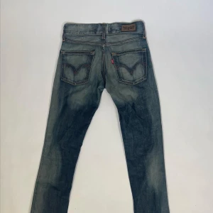 Raka lågmidjade levis jeans - Raka och lågmidjade Levis jeans som tyvärr är för små, har samt en synlig fix på framsidan ( se sista bilden)❤️