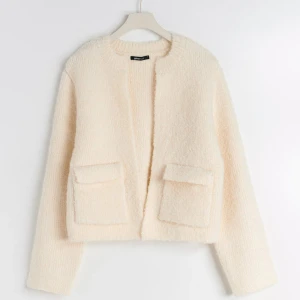 Beige teddyjacka - Slutsåld stickad kofta/cardigan från Gina 🌟 Passar perfekt till  sommarkvällar 💕Storlek M så den sitter lite oversized! Obs den har en liten fläck på insidan men det är inget som syns utanpå 💕 