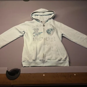 ”Ice blue” Aim for the moon hoodie - Liten i storleken , SITTER SOM EN M(medium). Väldigt fint skick med någon minimal fläck. Tänk på att tvätta försiktigt då det är viktigt att tänka på pärlorna och det känsliga materialet. Pris går att diskutera. 