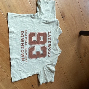 2 T-shirtar 8-10 år - 134/140. Bra skick, mjukt/skönt material från H&M. 