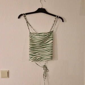 Randigt linne - Randigt linne med öppen rygg i använt skick 