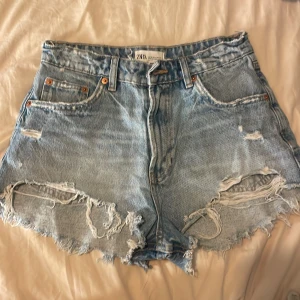 Fina jeans shorts  - Dessa fina Jeans shorts är ansvällt typ 2 gånger. Dom är hela och ett bra skick. Storlek 36