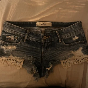 AS SNYGGA HOLLISTER SHORTS - säljer dessa då dem tyvärr är för små för mig….:/ har derför ingen bild hur dem sitter på. Men dem är väldigt lågmidjade och skit snygga!!!🥹😍