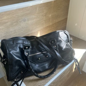 Balenciaga  - Säljer denna så användbara och snygga väska då jag har andra som används mer. 