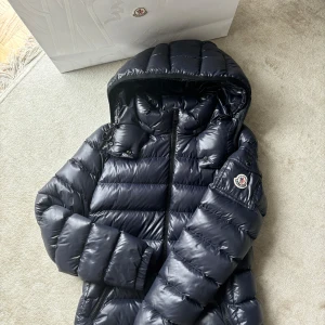 Moncler Bady dun jacka - I väldigt fint skick och kvitto även påse finns 😊 Kan skivka bild på kvitto privat! Köptes i moncler butiken i Stockholm för 11.000kr ungefär. Nu kostar denna 18.000kr ny. Vill se vad jag kan få för den men ej bud under 7 tusen. Färgen är mörkblå 😁