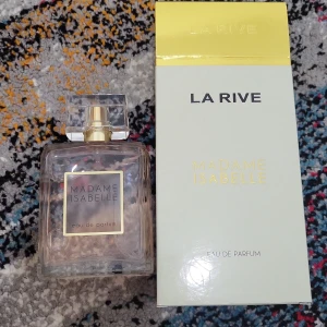 MADAME ISABELLE parfum som är helt ny - MADAME ISABELLA pefrum, helt ny, luktar gott, den har lite av vanlig lukt.❤️