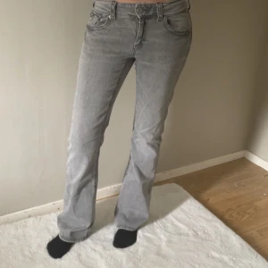 Grå lågmidjade jeans  - Assnygga jeans i storlek 170💗 sitter som en xs eller s💗