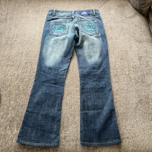 Victoria Beckham jeans  - Midjebredd 35 cm och innerbenlängd är 69 cm🩷 jeansen har inga skador eller fläckar 