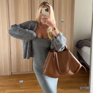 Skims klänning - Intressekoll på min grå skims klänning i mycket fint skick.🌸 Vill sälja då den inte kommer till användning. Har lånat bild kan skicka egna vid intresse.☺️❣️Skriv till mig innan du köper.