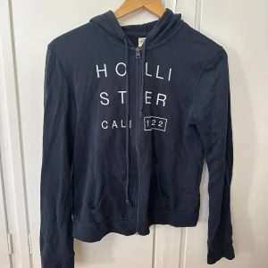 Hollister hoodie - En tunnare hollister hoodie som är väldigt bekväm!⭐️