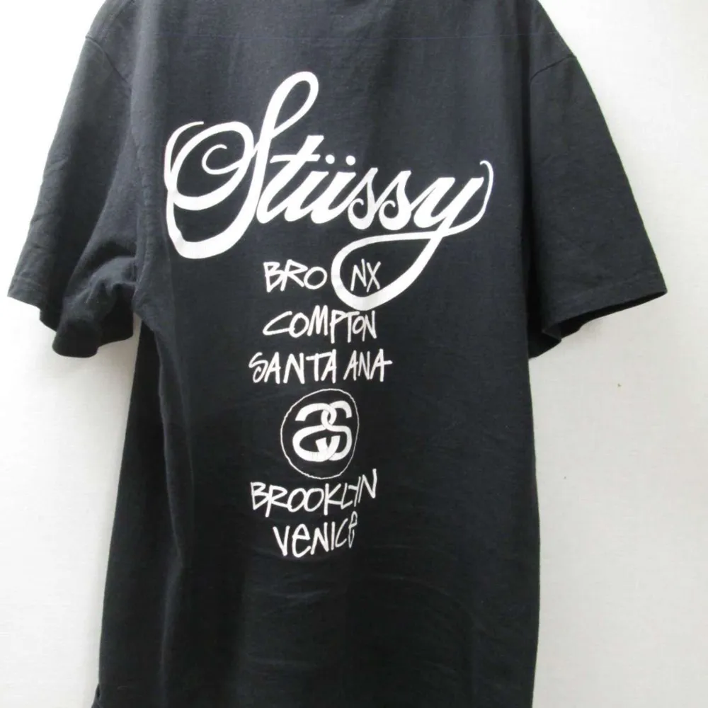 Svart Stüssy T-shirt 300kr Storlek: M. T-shirts.