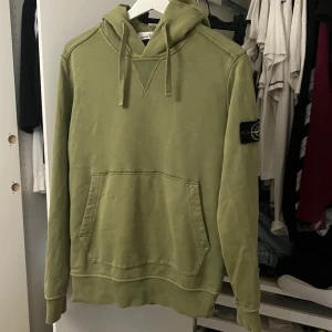 Stone Island hoodie - Grön Stone Island hoodie, storlek S!  Säljes då jag rensar min garderob.