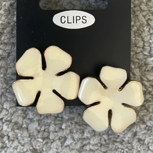 Blomörhängen - Klipps örhängen. Passar perfekt för någon som inte har hål i öronen. Blomdesign