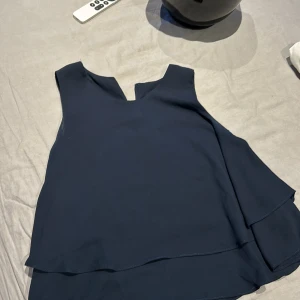 Blus  - En marinblå blua från zara storlek S