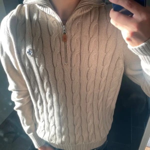 Morris Tröja - Säljer min Morris halfsip då jag inte använder den så mycket. Storlek M och helt i nyskick och inga defekter. Skriv för mer bilder elr frågor