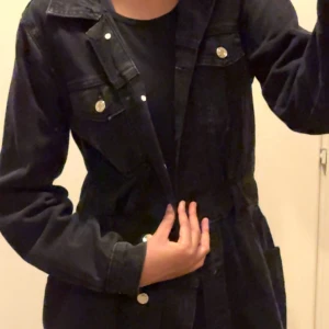 Jeans jacka - ALDRIG ANVÄND Super fin jeans jacka  Passar både M,S och L.🤍
