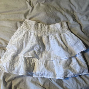 Volang kjol - vit volang kjol från gina young i storlek 158/164 men passar XS